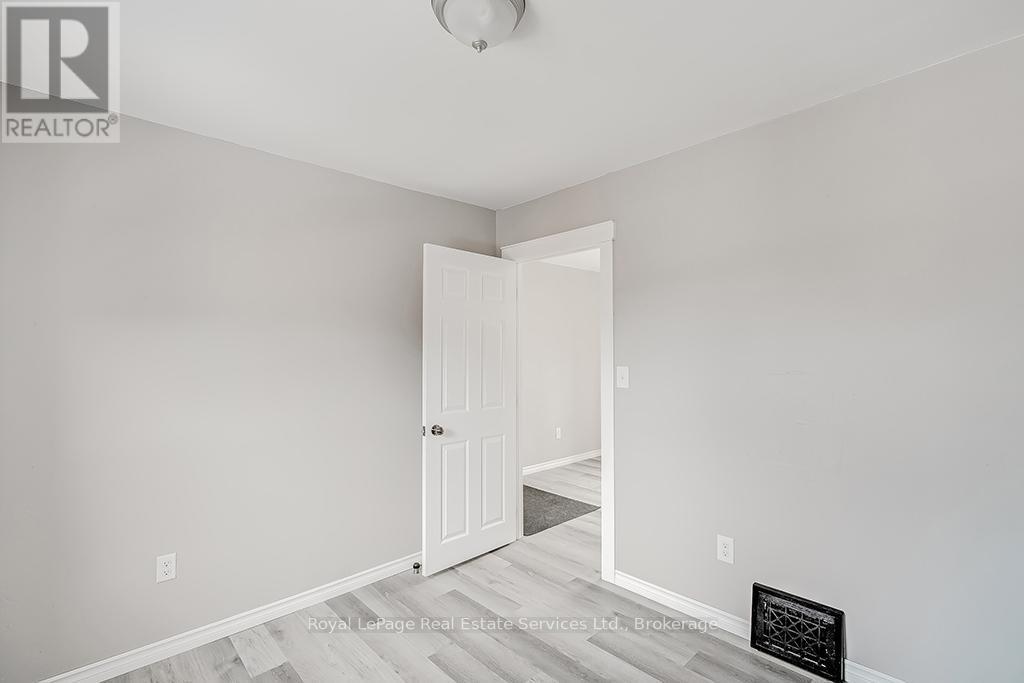 












UPPER - 33 ROSE AVENUE

,
Brantford,




Ontario
N3S2M3

