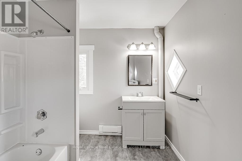 












UPPER - 33 ROSE AVENUE

,
Brantford,




Ontario
N3S2M3

