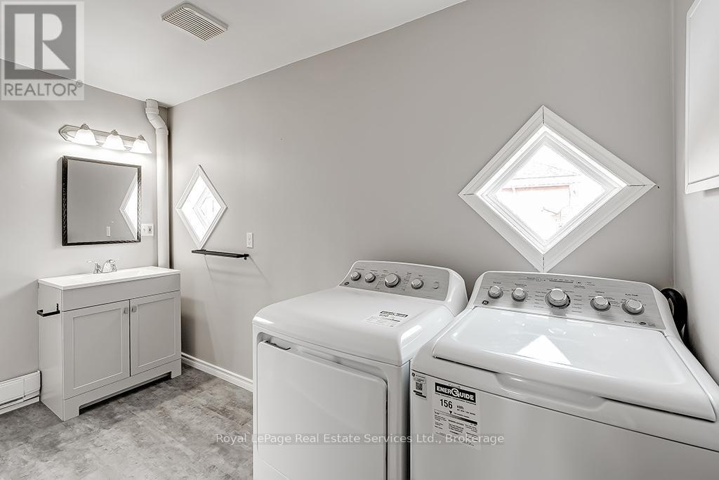 












UPPER - 33 ROSE AVENUE

,
Brantford,




Ontario
N3S2M3

