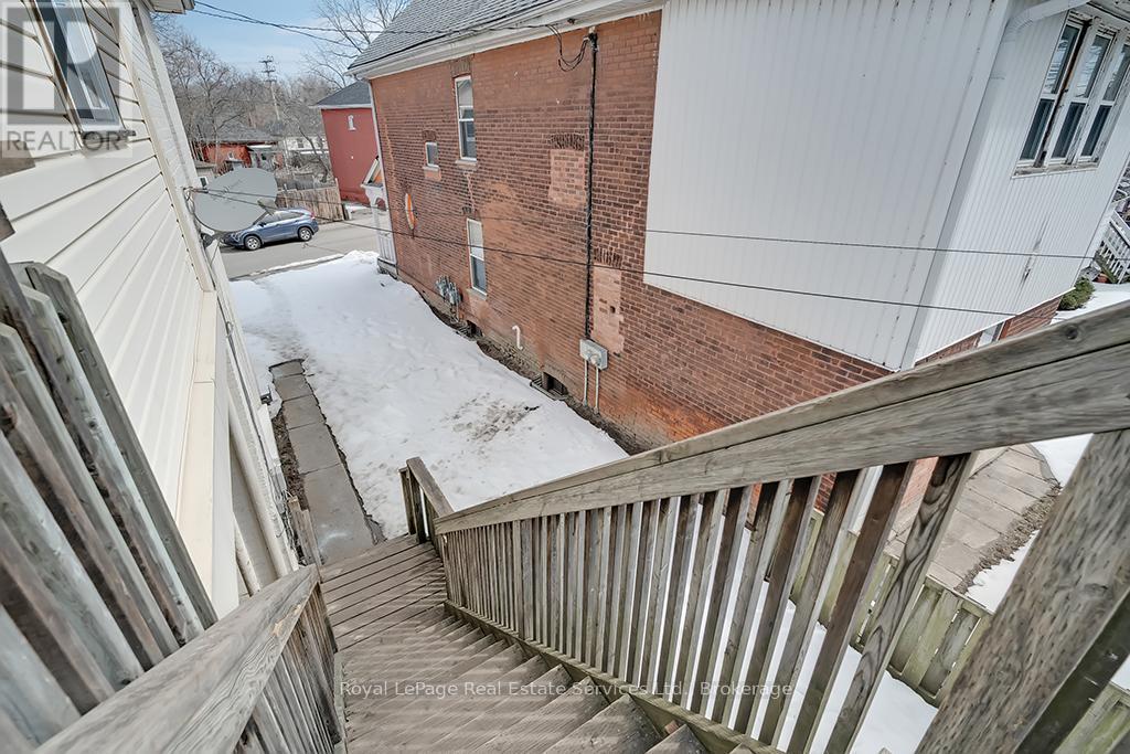 












UPPER - 33 ROSE AVENUE

,
Brantford,




Ontario
N3S2M3

