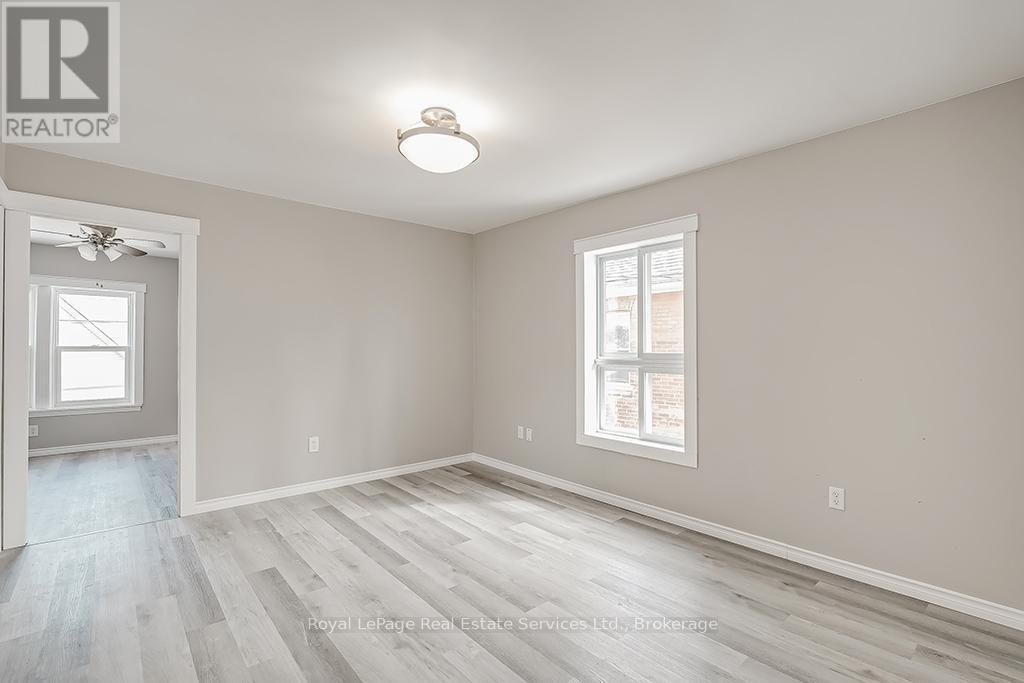 












UPPER - 33 ROSE AVENUE

,
Brantford,




Ontario
N3S2M3

