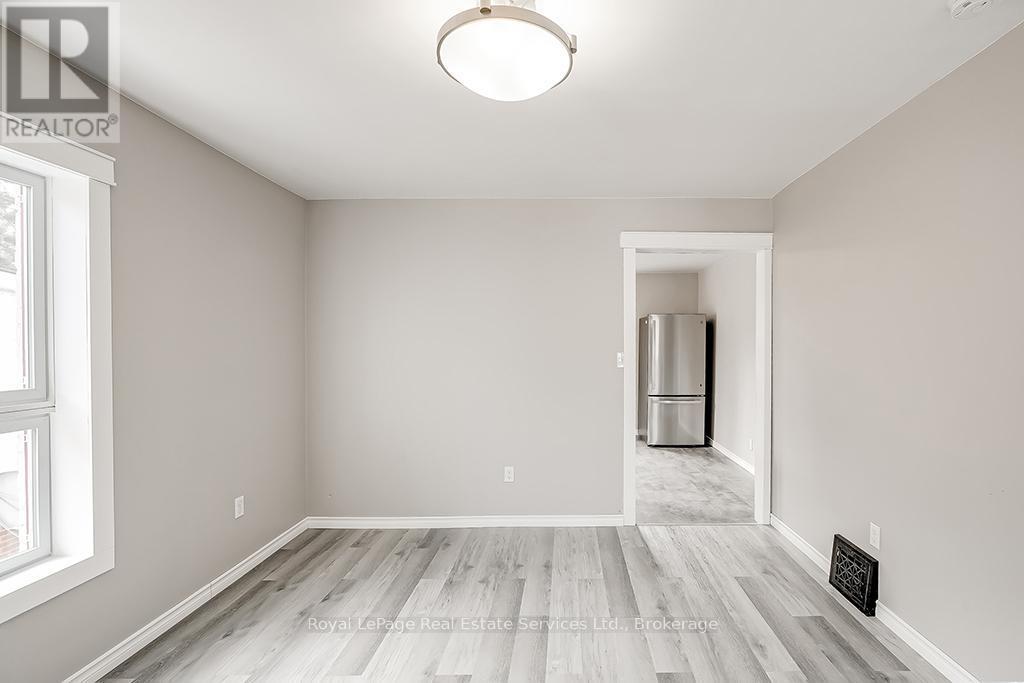 












UPPER - 33 ROSE AVENUE

,
Brantford,




Ontario
N3S2M3

