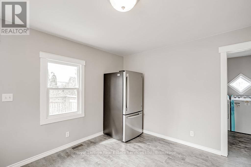 












UPPER - 33 ROSE AVENUE

,
Brantford,




Ontario
N3S2M3

