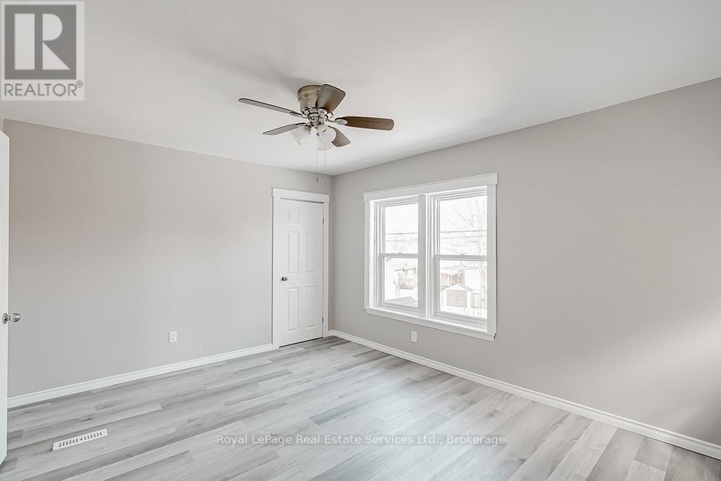 












UPPER - 33 ROSE AVENUE

,
Brantford,




Ontario
N3S2M3

