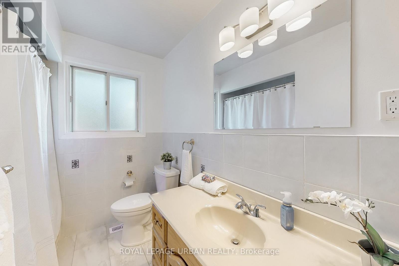 












186 ROYWOOD DRIVE

,
Toronto,




Ontario
M3A2E6

