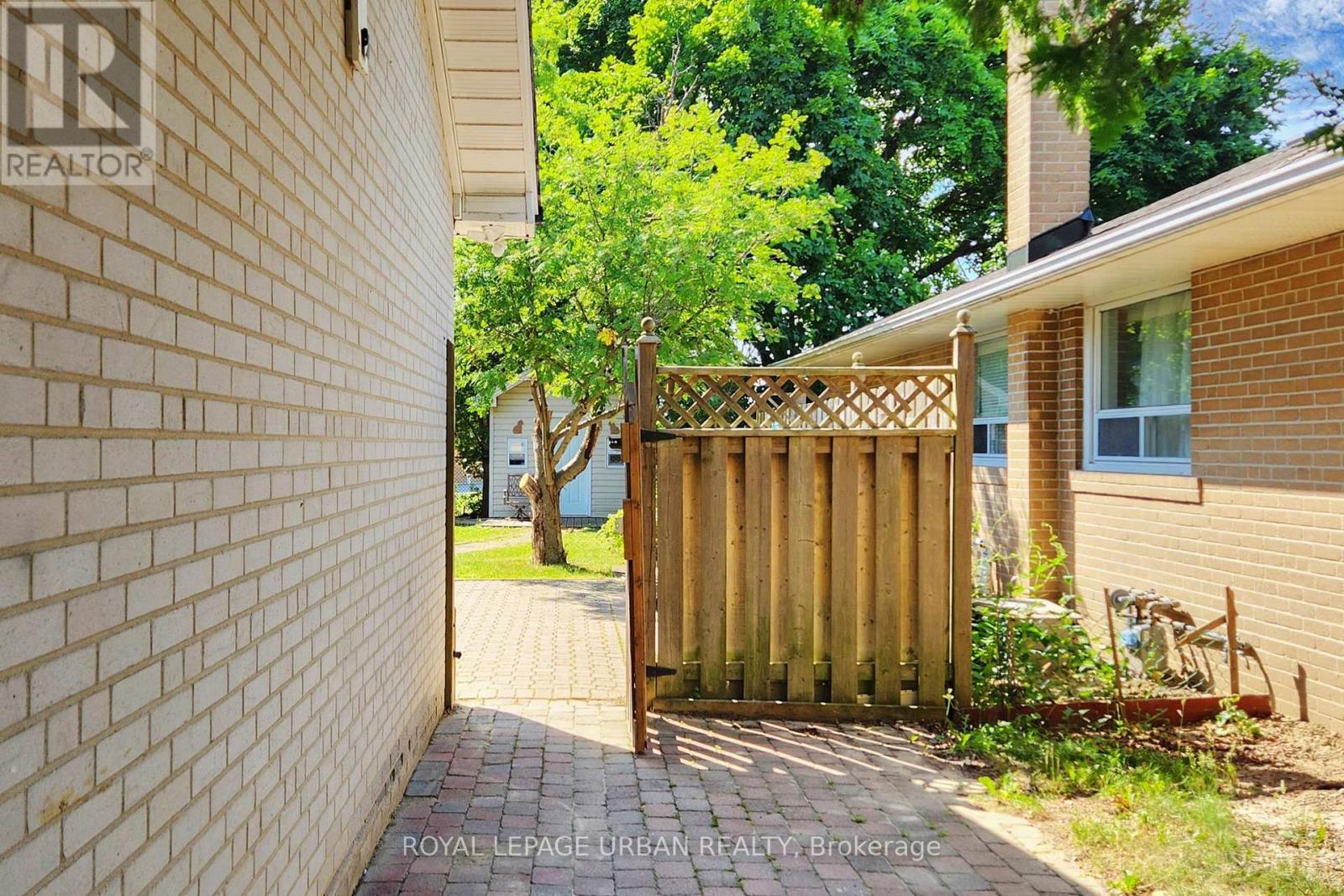 












186 ROYWOOD DRIVE

,
Toronto,




Ontario
M3A2E6

