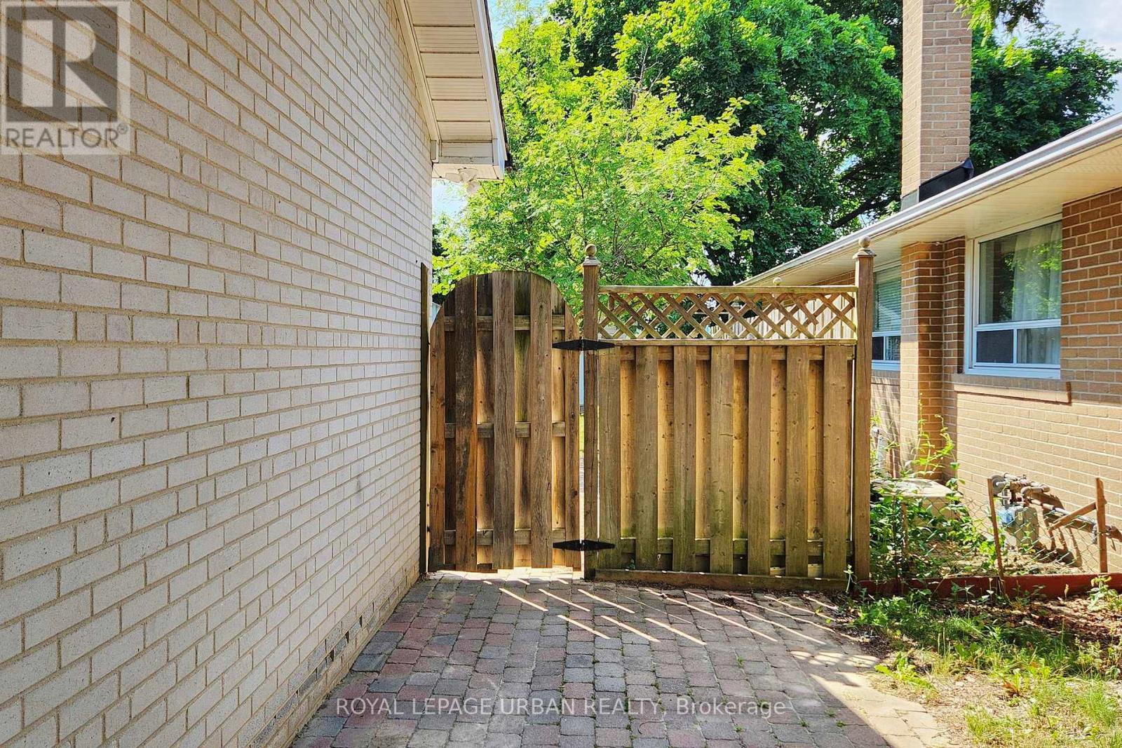 












186 ROYWOOD DRIVE

,
Toronto,




Ontario
M3A2E6

