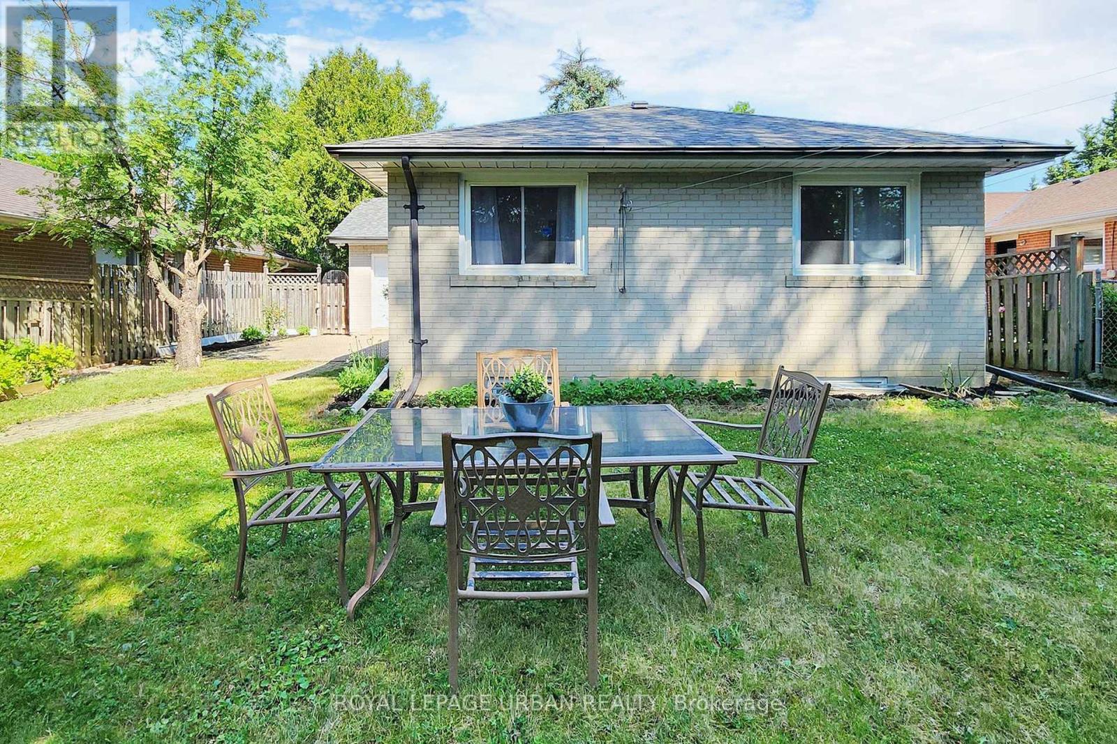 












186 ROYWOOD DRIVE

,
Toronto,




Ontario
M3A2E6

