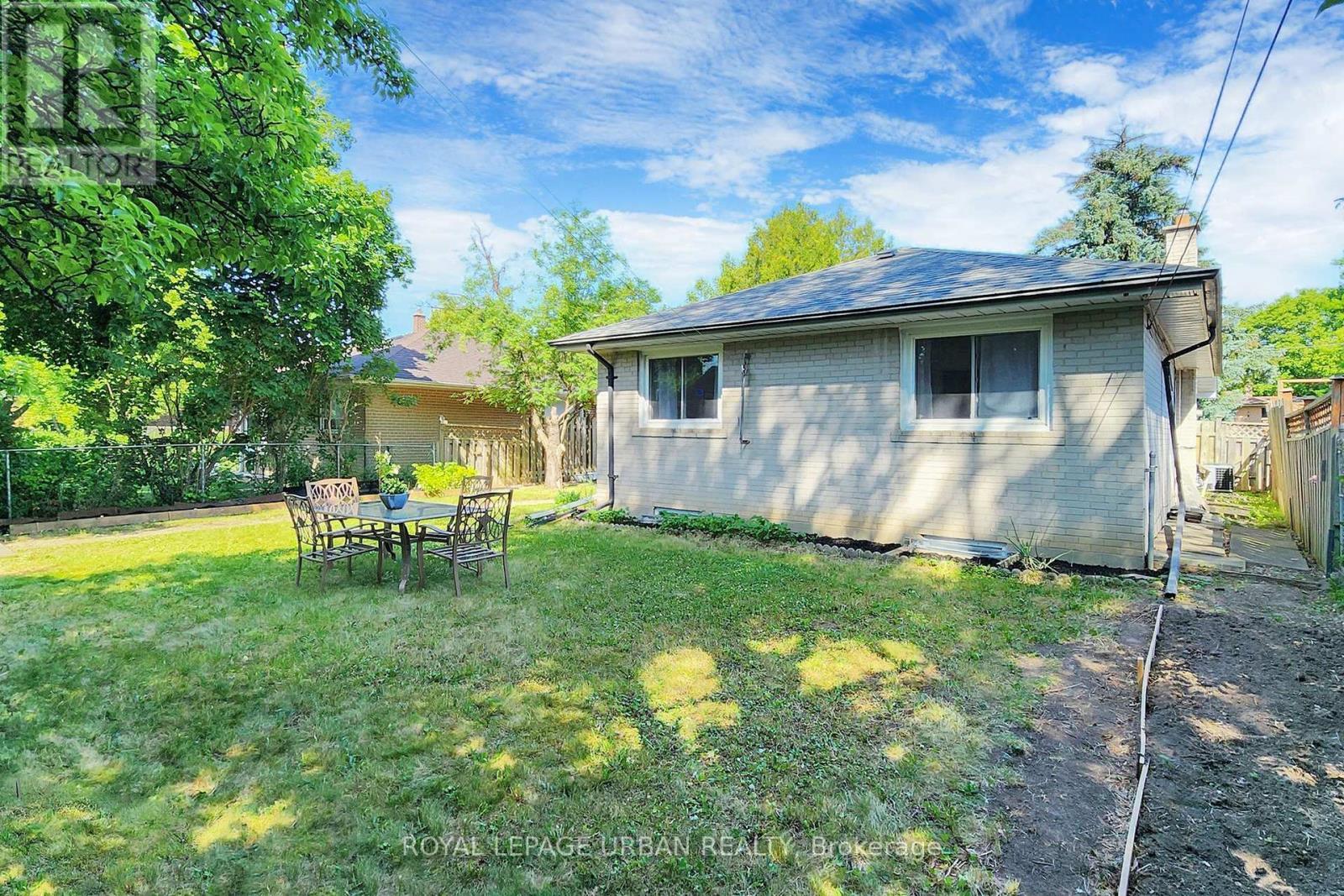 












186 ROYWOOD DRIVE

,
Toronto,




Ontario
M3A2E6

