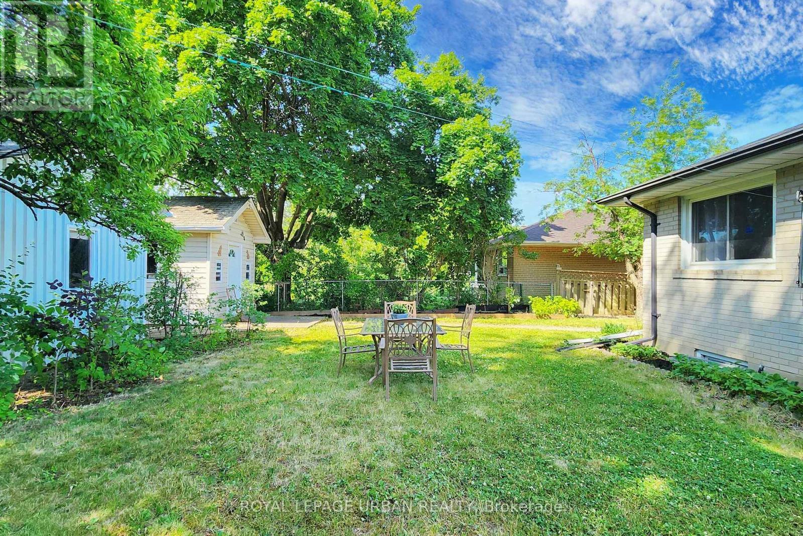 












186 ROYWOOD DRIVE

,
Toronto,




Ontario
M3A2E6

