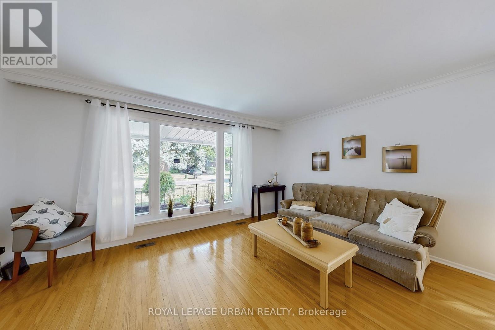 












186 ROYWOOD DRIVE

,
Toronto,




Ontario
M3A2E6

