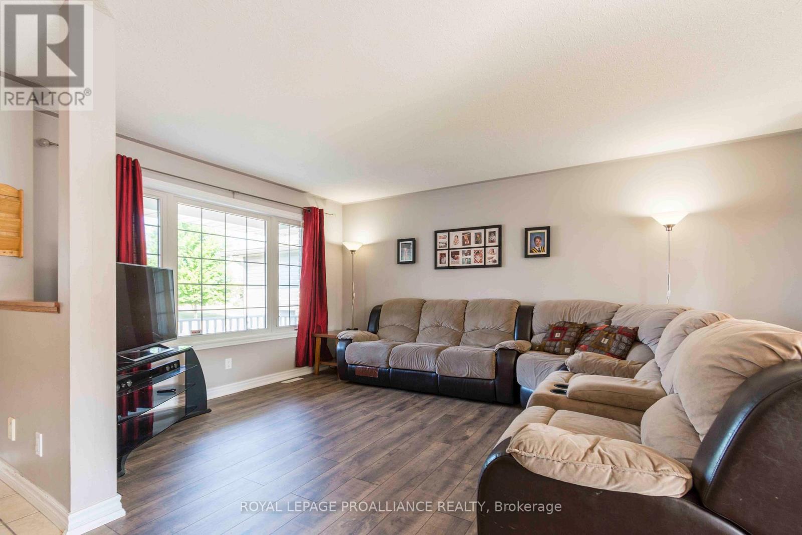 












35 FOREST VALLEY DRIVE

,
Quinte West (Frankford Ward),




Ontario
K0K2C0

