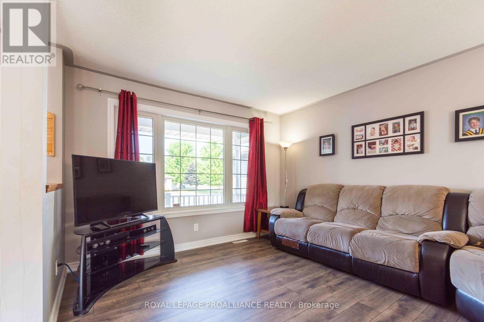 












35 FOREST VALLEY DRIVE

,
Quinte West (Frankford Ward),




Ontario
K0K2C0

