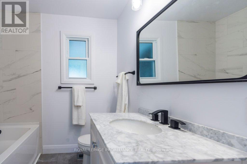 












66 KERR CRESCENT

,
Quinte West (Trenton Ward),




Ontario
K8V2W4

