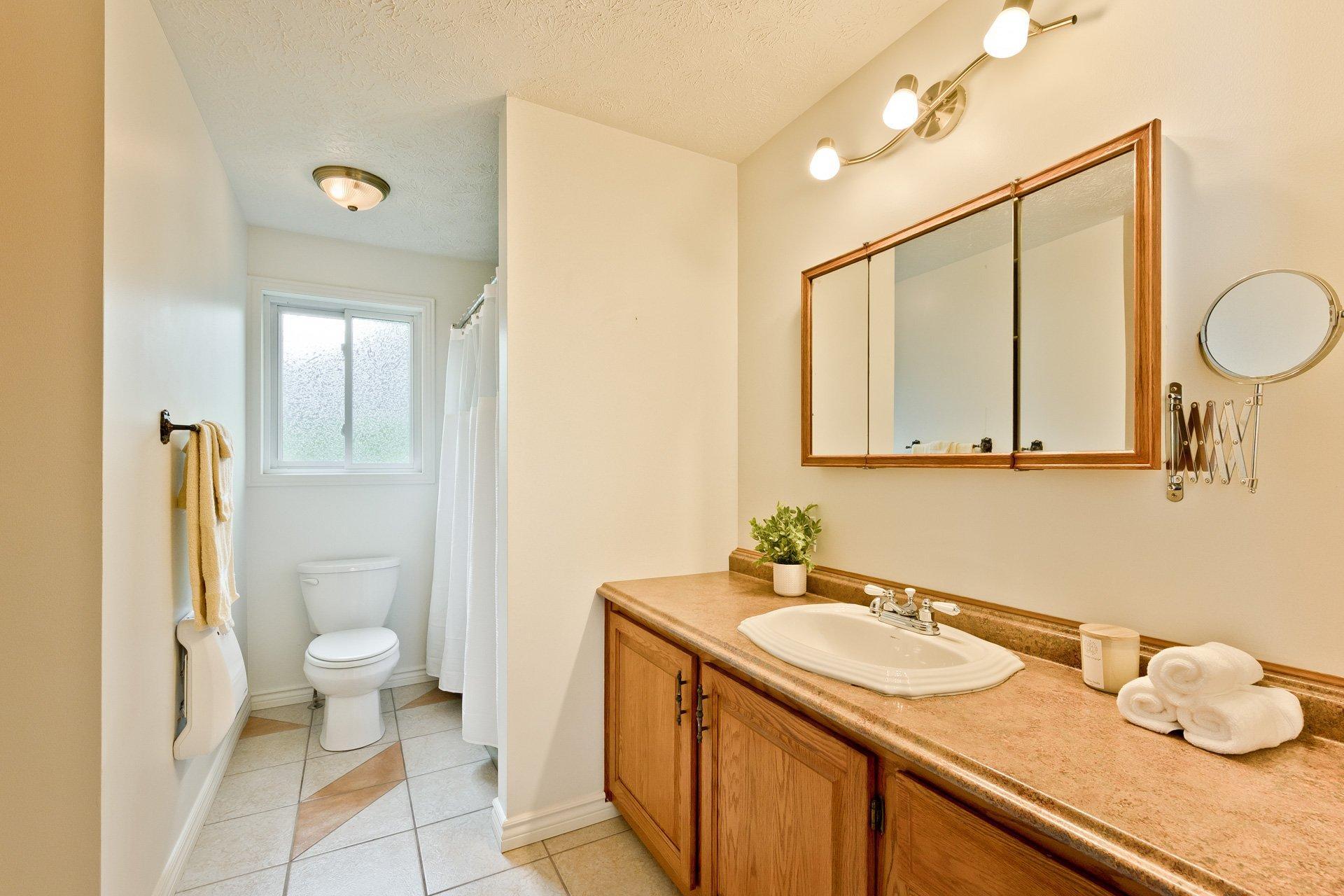









195


Rue Fontaine

,
Saint-Denis-de-Brompton,




QC
J0B2P0

