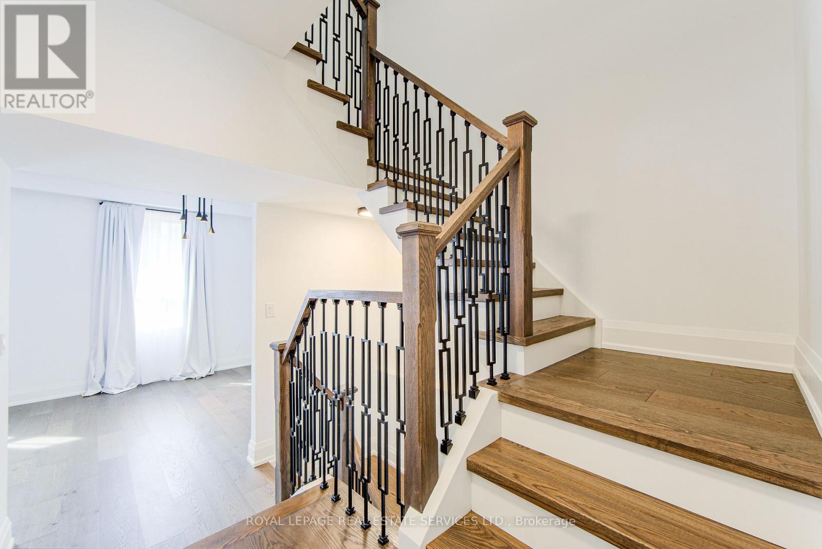 












27 POPLAR CRESCENT

,
Aurora,




Ontario
L4G3M4

