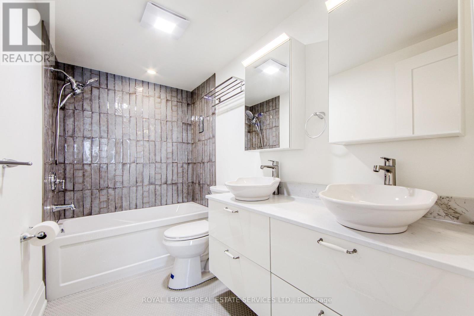 












27 POPLAR CRESCENT

,
Aurora,




Ontario
L4G3M4


