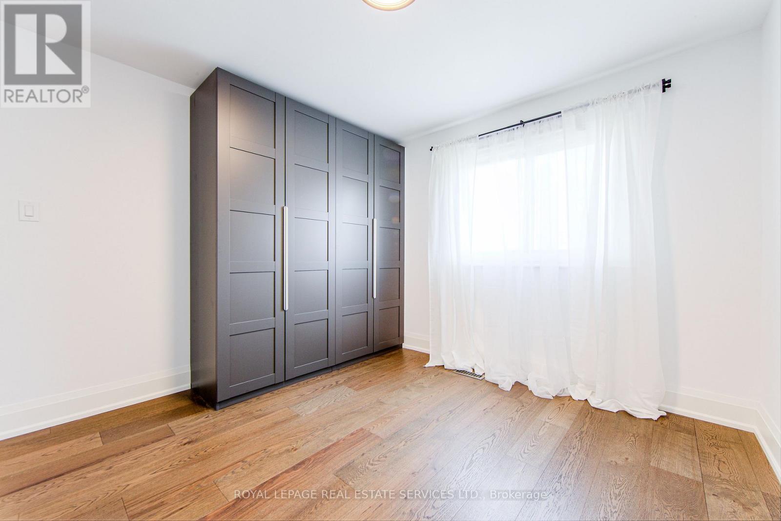 












27 POPLAR CRESCENT

,
Aurora,




Ontario
L4G3M4

