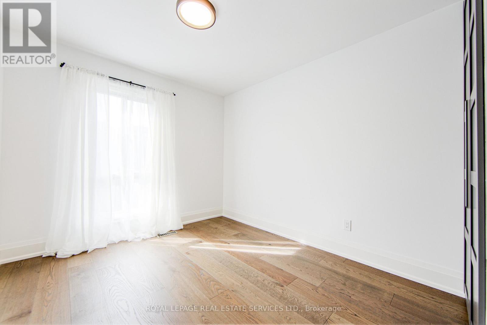












27 POPLAR CRESCENT

,
Aurora,




Ontario
L4G3M4

