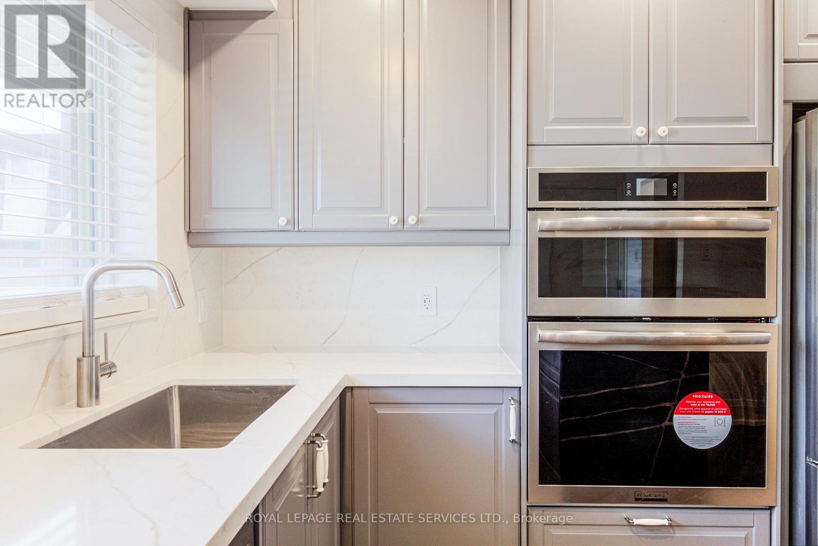 












27 POPLAR CRESCENT

,
Aurora,




Ontario
L4G3M4

