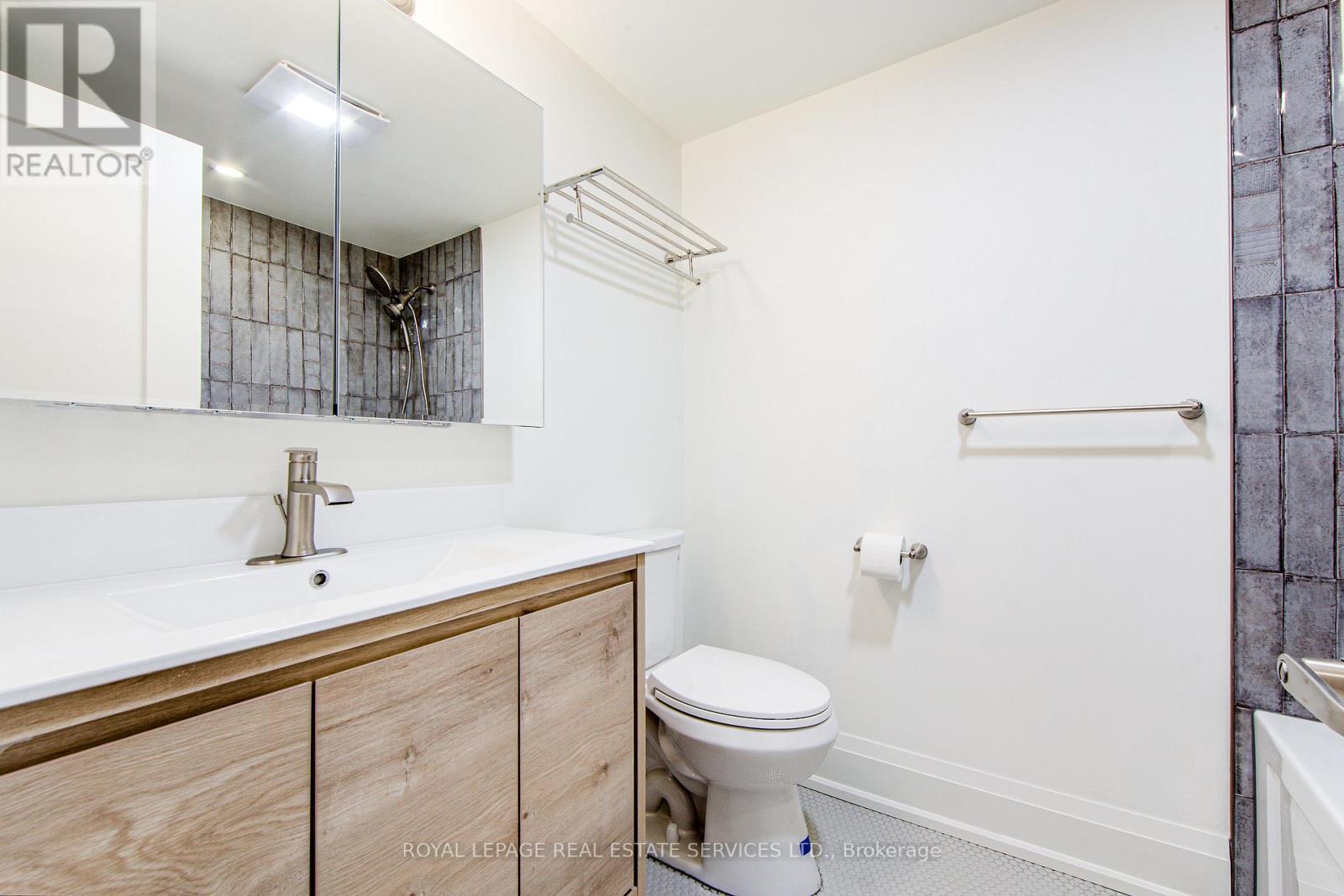 












27 POPLAR CRESCENT

,
Aurora,




Ontario
L4G3M4

