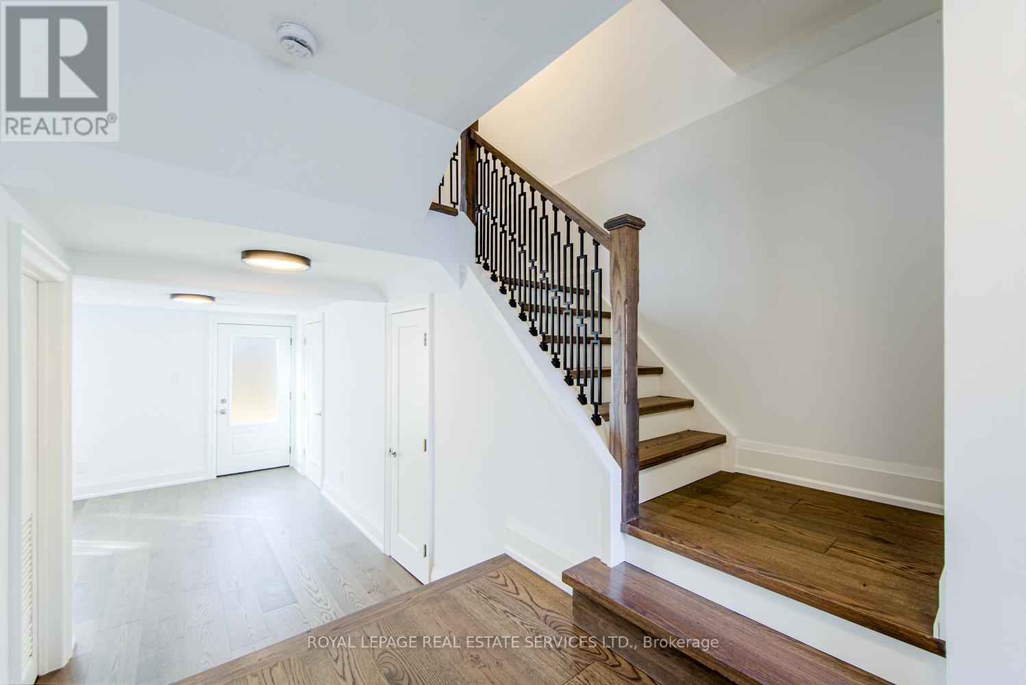 












27 POPLAR CRESCENT

,
Aurora,




Ontario
L4G3M4

