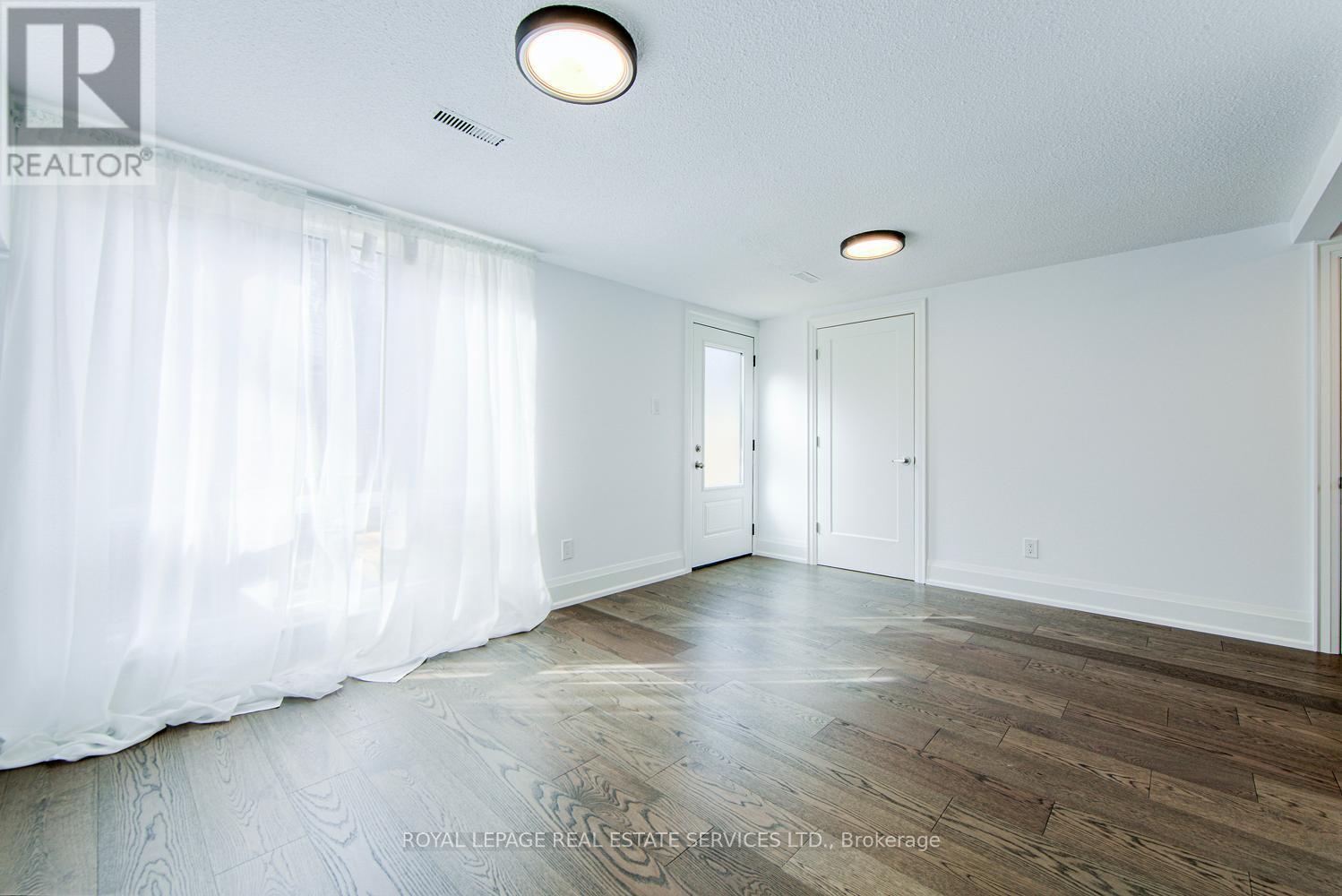 












27 POPLAR CRESCENT

,
Aurora,




Ontario
L4G3M4

