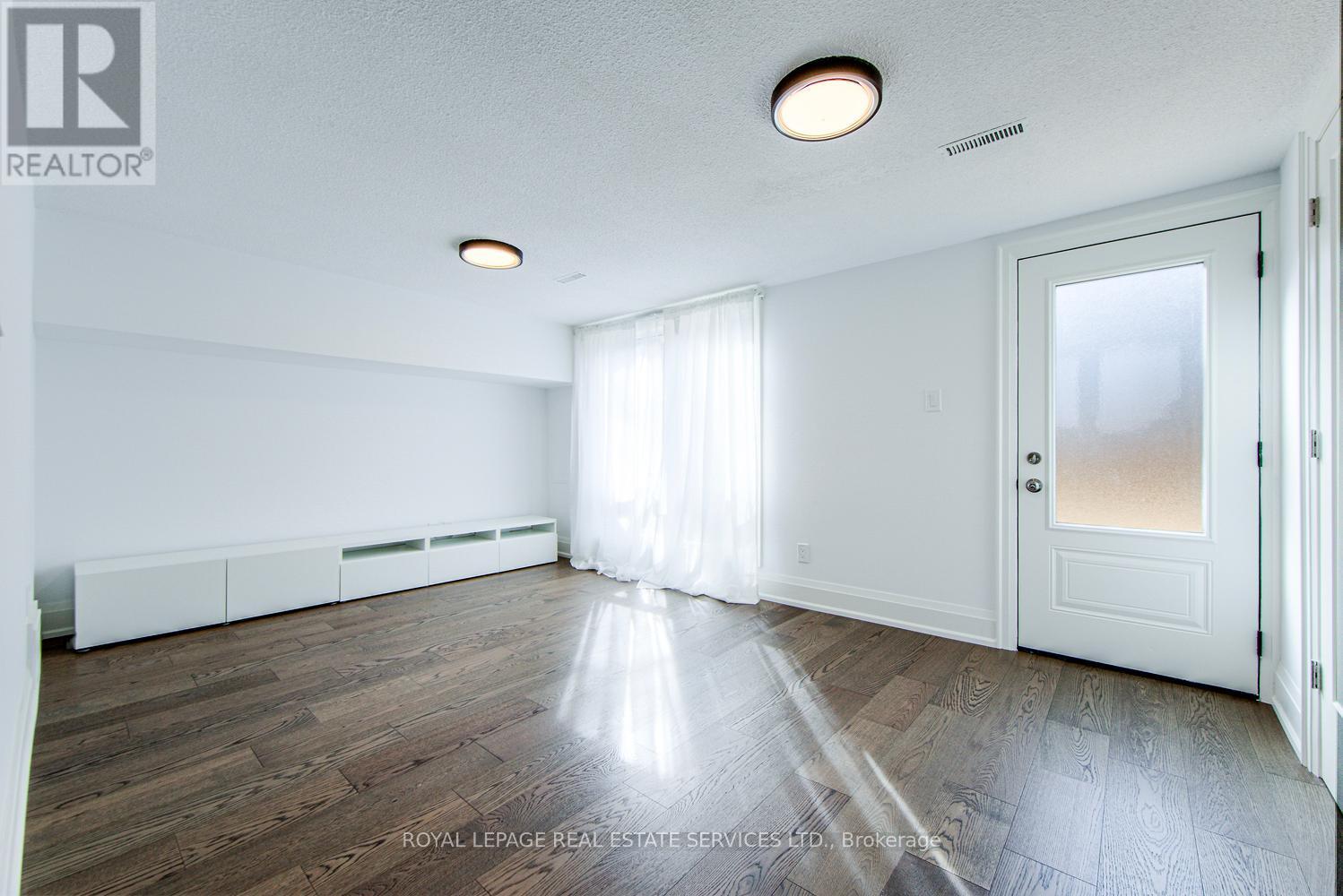 












27 POPLAR CRESCENT

,
Aurora,




Ontario
L4G3M4


