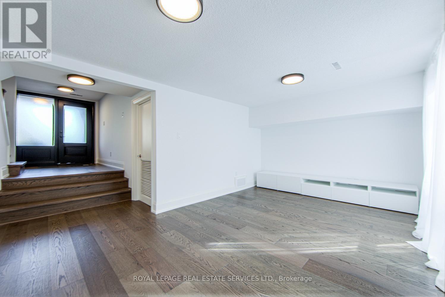 












27 POPLAR CRESCENT

,
Aurora,




Ontario
L4G3M4

