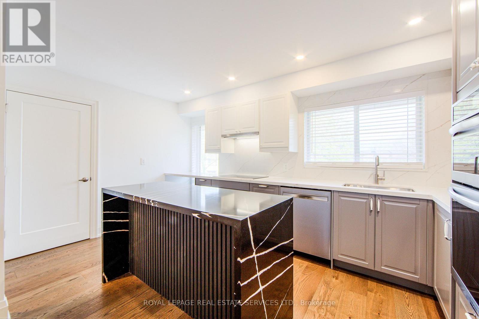 












27 POPLAR CRESCENT

,
Aurora,




Ontario
L4G3M4

