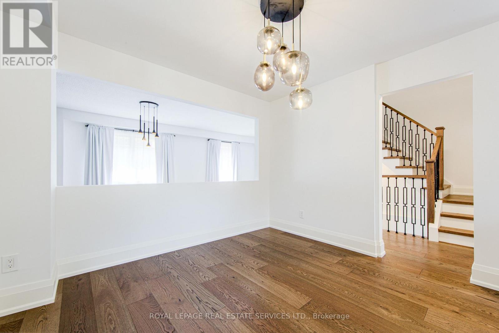 












27 POPLAR CRESCENT

,
Aurora,




Ontario
L4G3M4

