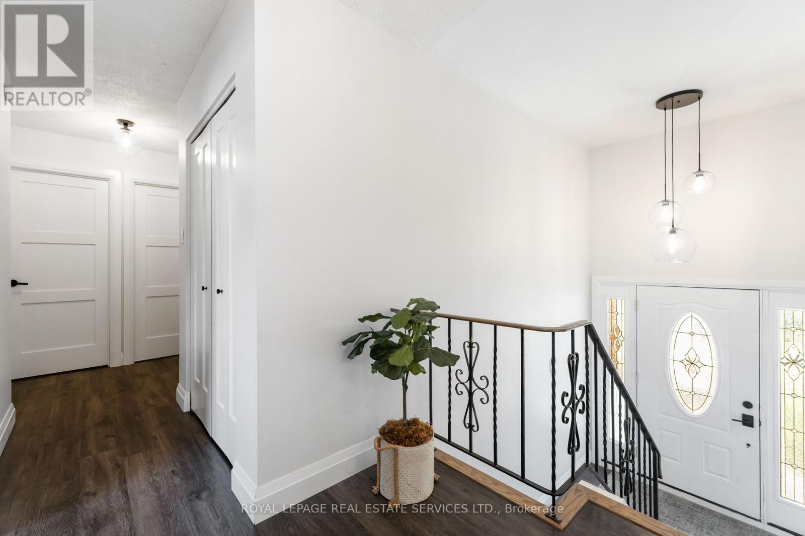












11 ASHWOOD COURT

,
Hamilton,




Ontario
L8E3C8

