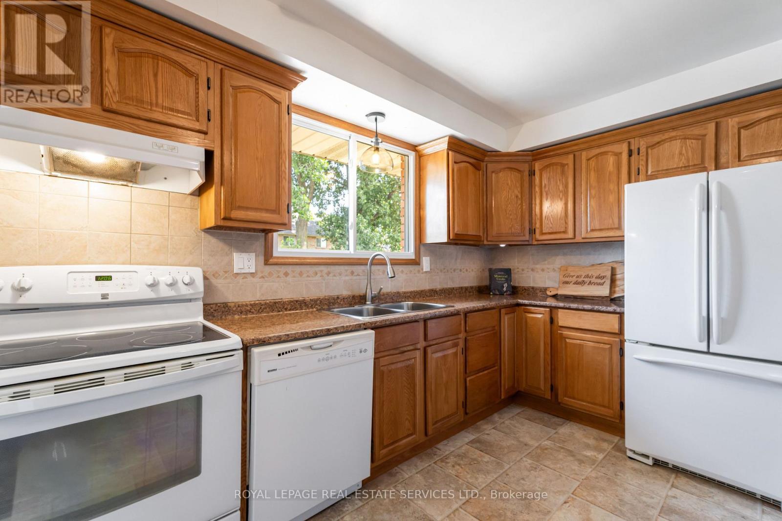 












11 ASHWOOD COURT

,
Hamilton,




Ontario
L8E3C8

