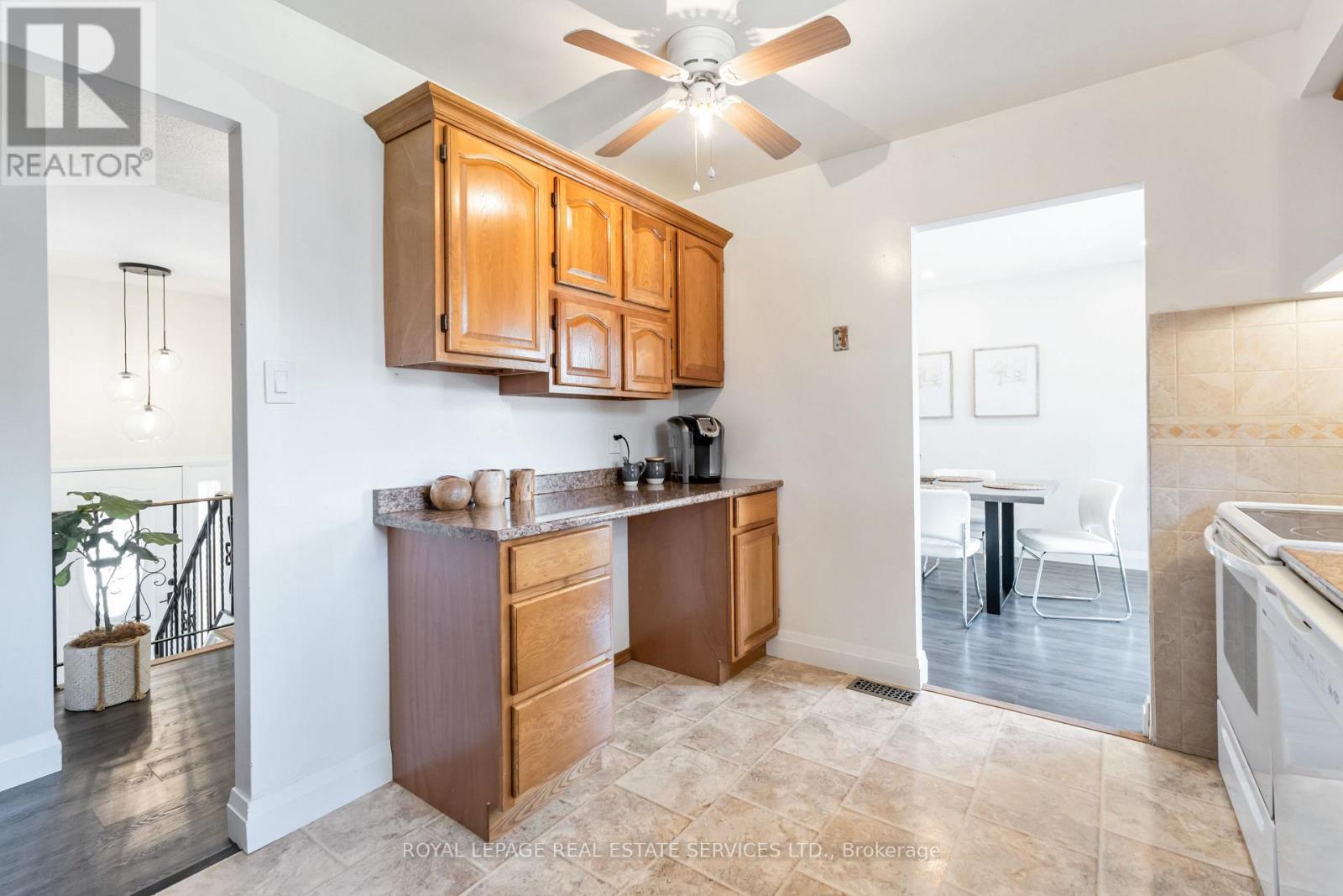 












11 ASHWOOD COURT

,
Hamilton,




Ontario
L8E3C8

