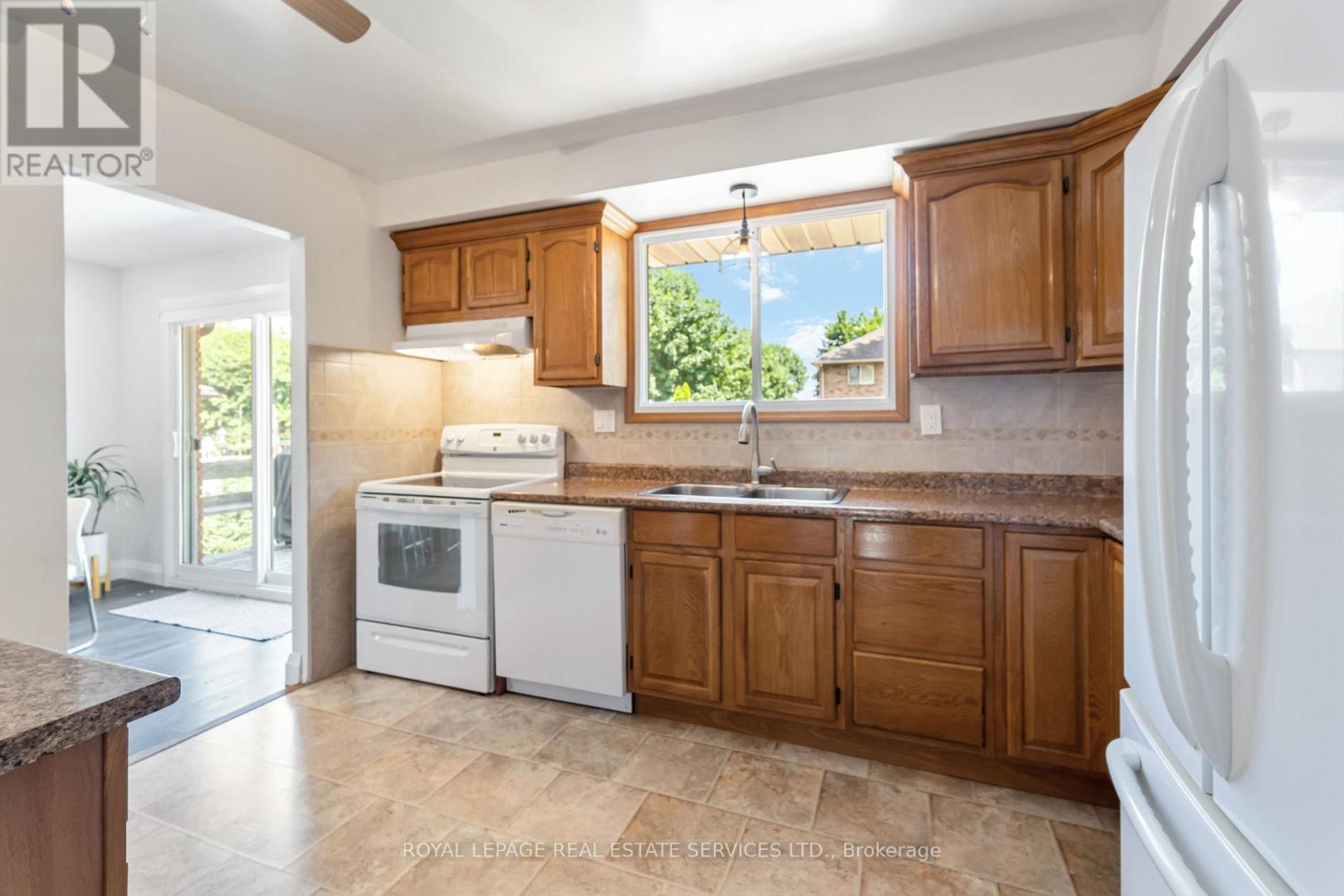 












11 ASHWOOD COURT

,
Hamilton,




Ontario
L8E3C8

