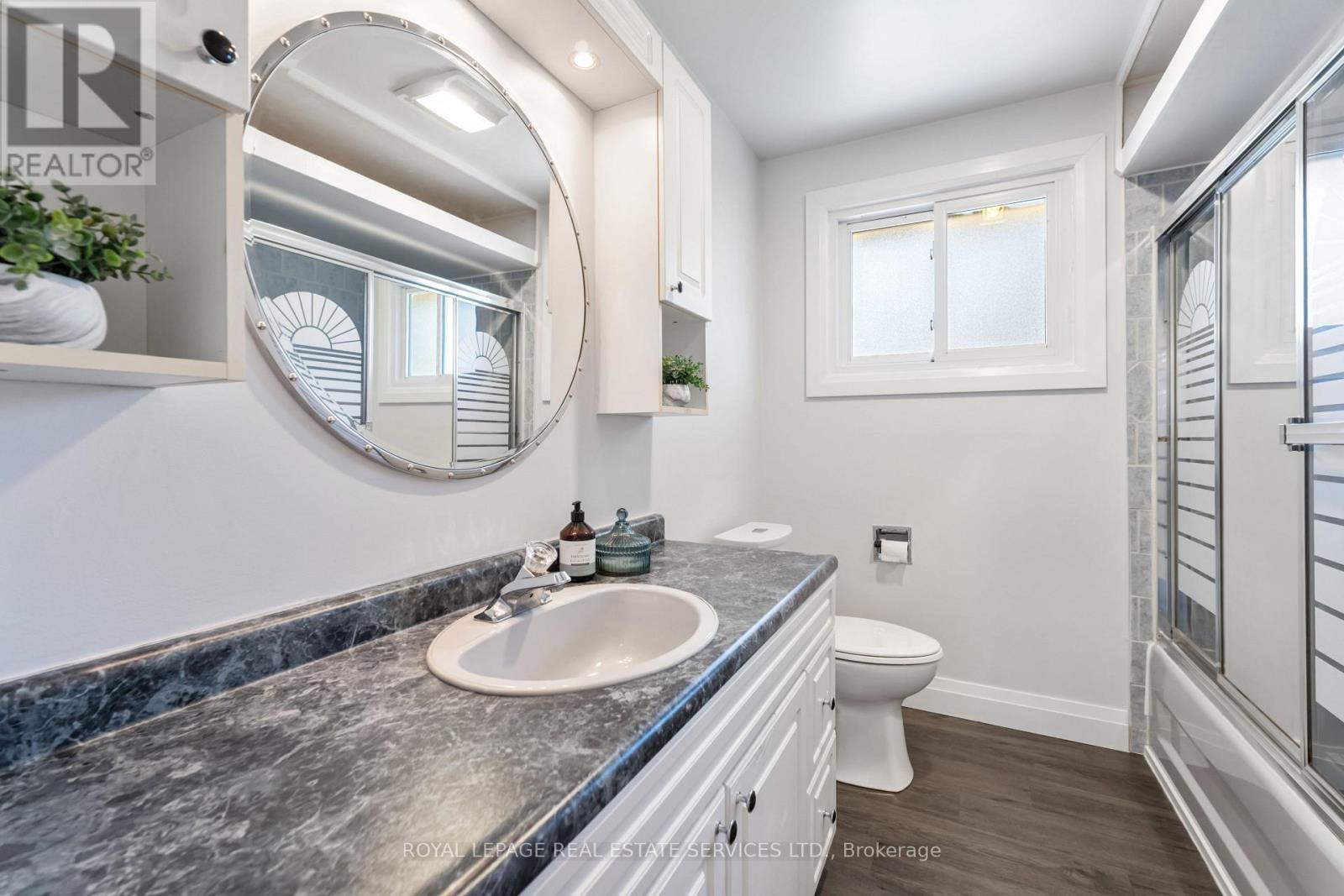 












11 ASHWOOD COURT

,
Hamilton,




Ontario
L8E3C8

