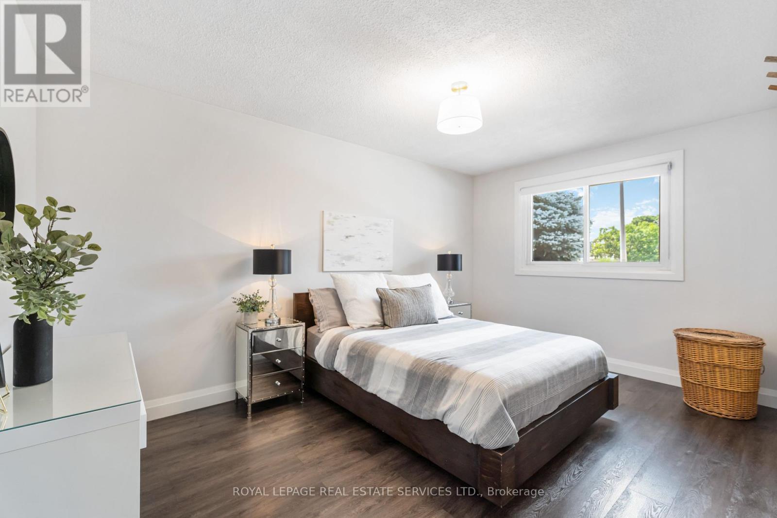 












11 ASHWOOD COURT

,
Hamilton,




Ontario
L8E3C8

