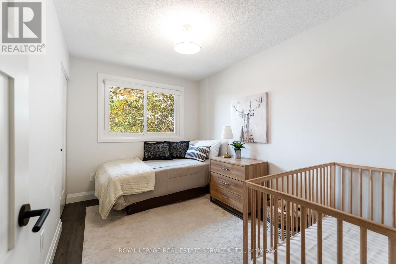 












11 ASHWOOD COURT

,
Hamilton,




Ontario
L8E3C8

