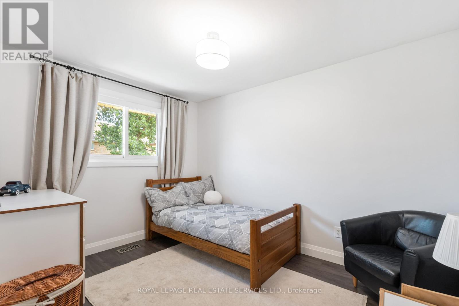 












11 ASHWOOD COURT

,
Hamilton,




Ontario
L8E3C8

