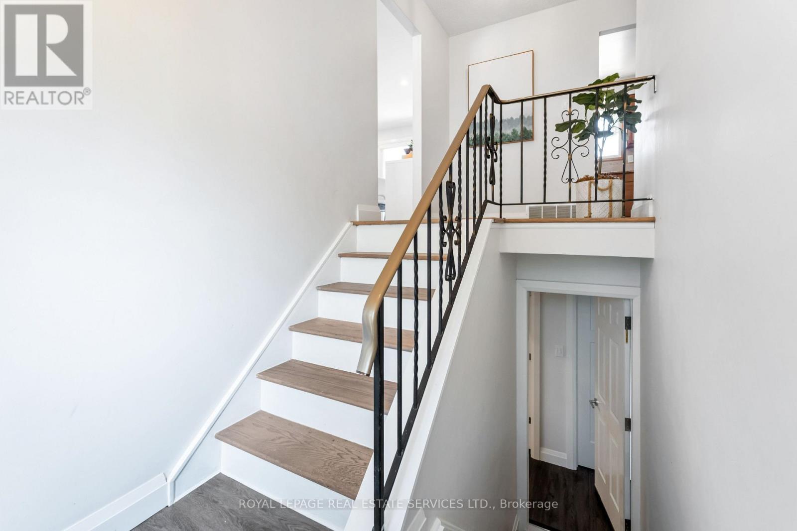 












11 ASHWOOD COURT

,
Hamilton,




Ontario
L8E3C8

