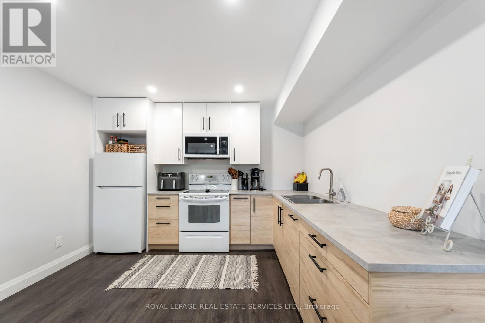 












11 ASHWOOD COURT

,
Hamilton,




Ontario
L8E3C8

