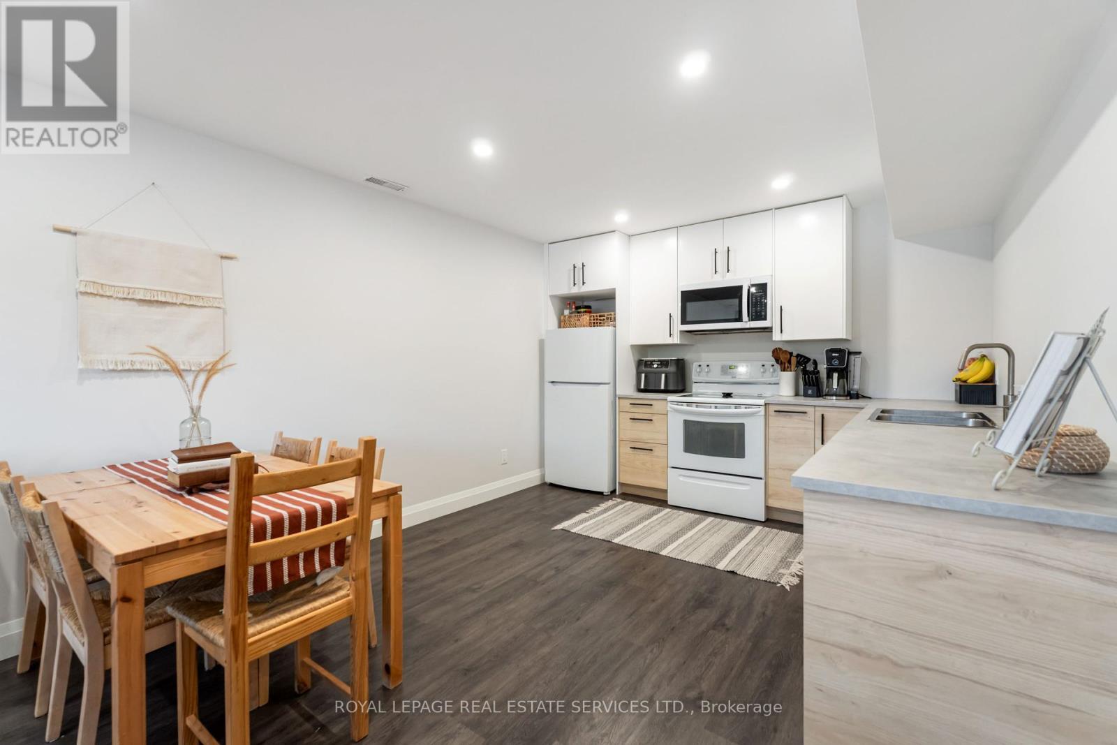 












11 ASHWOOD COURT

,
Hamilton,




Ontario
L8E3C8

