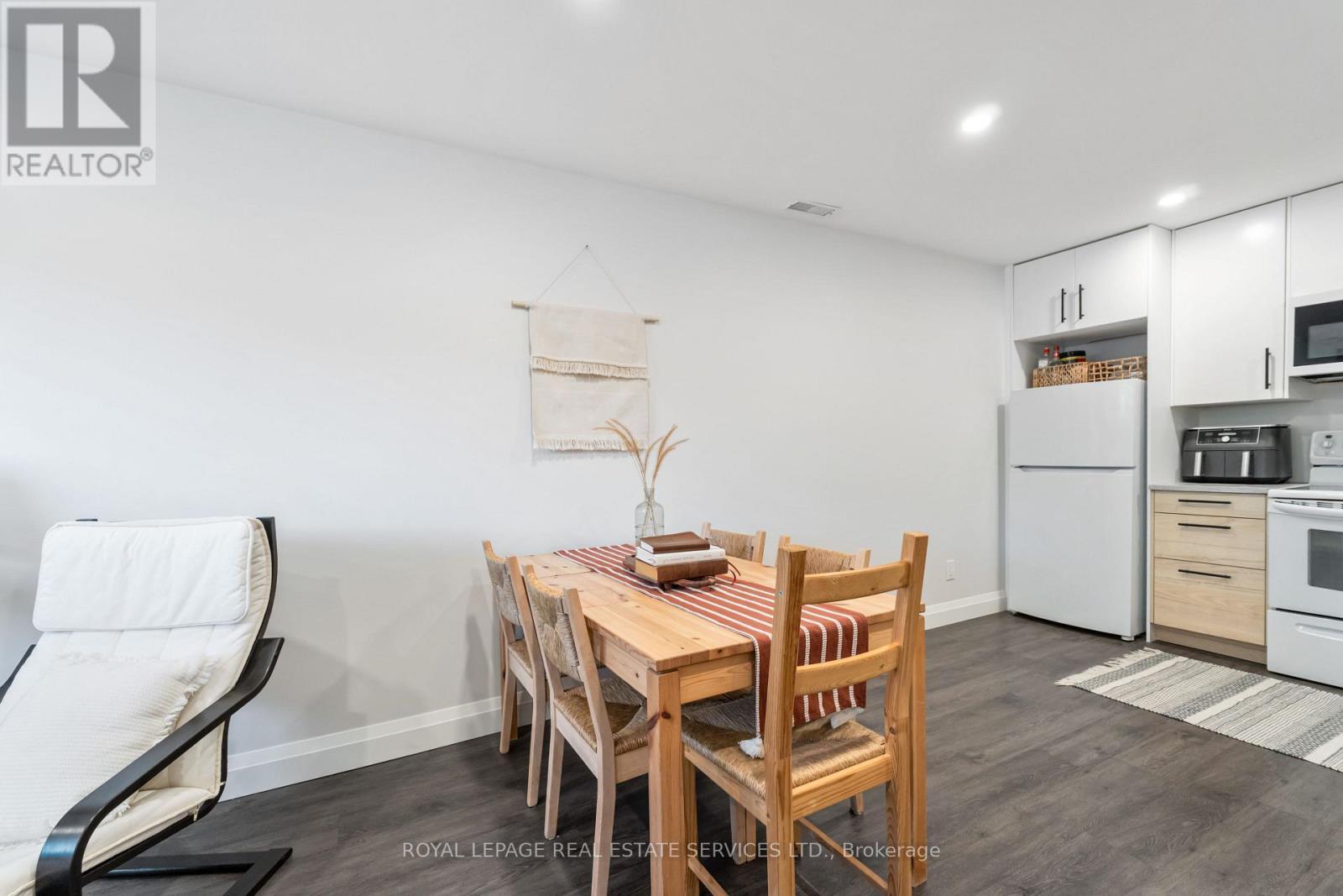 












11 ASHWOOD COURT

,
Hamilton,




Ontario
L8E3C8

