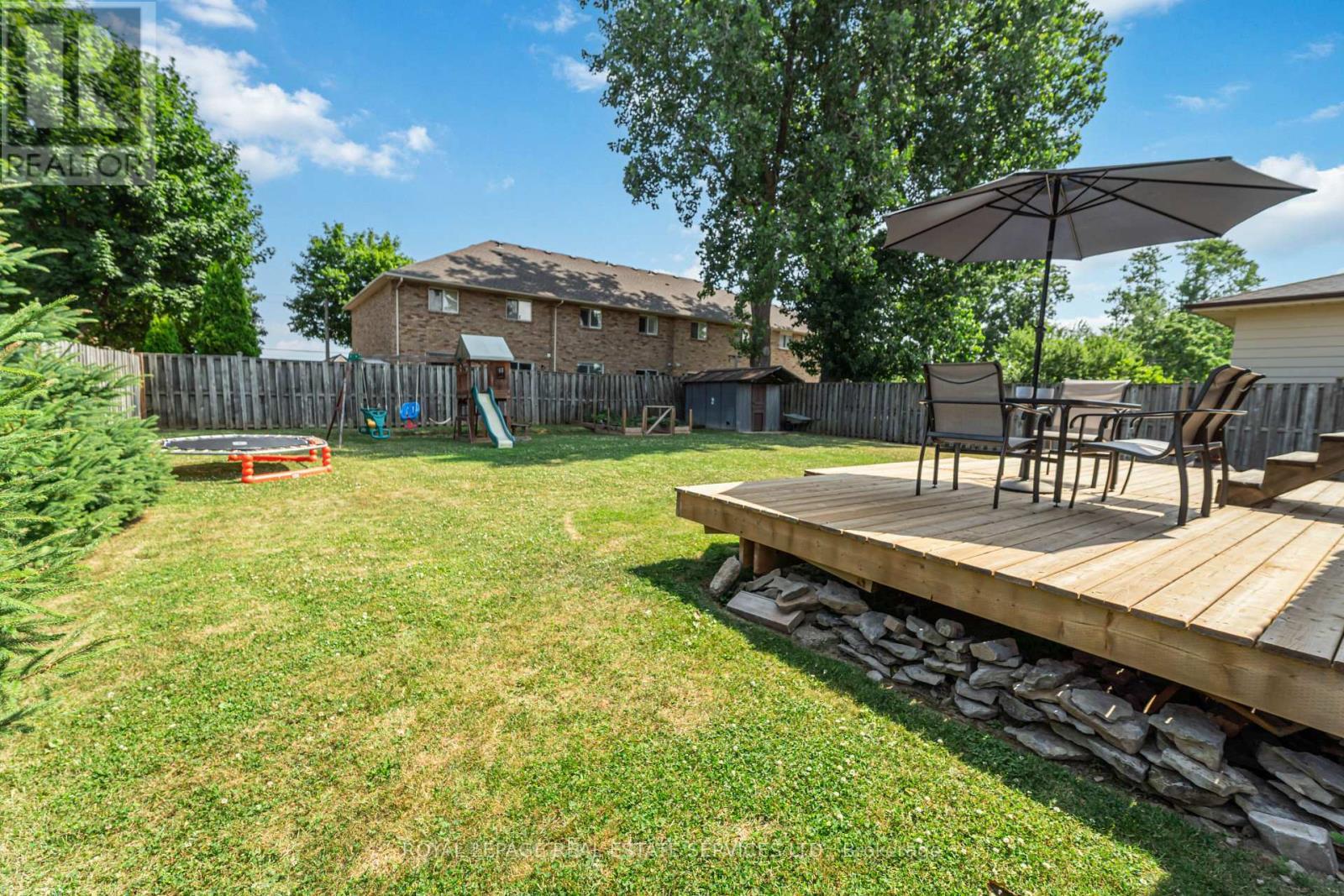 












11 ASHWOOD COURT

,
Hamilton,




Ontario
L8E3C8


