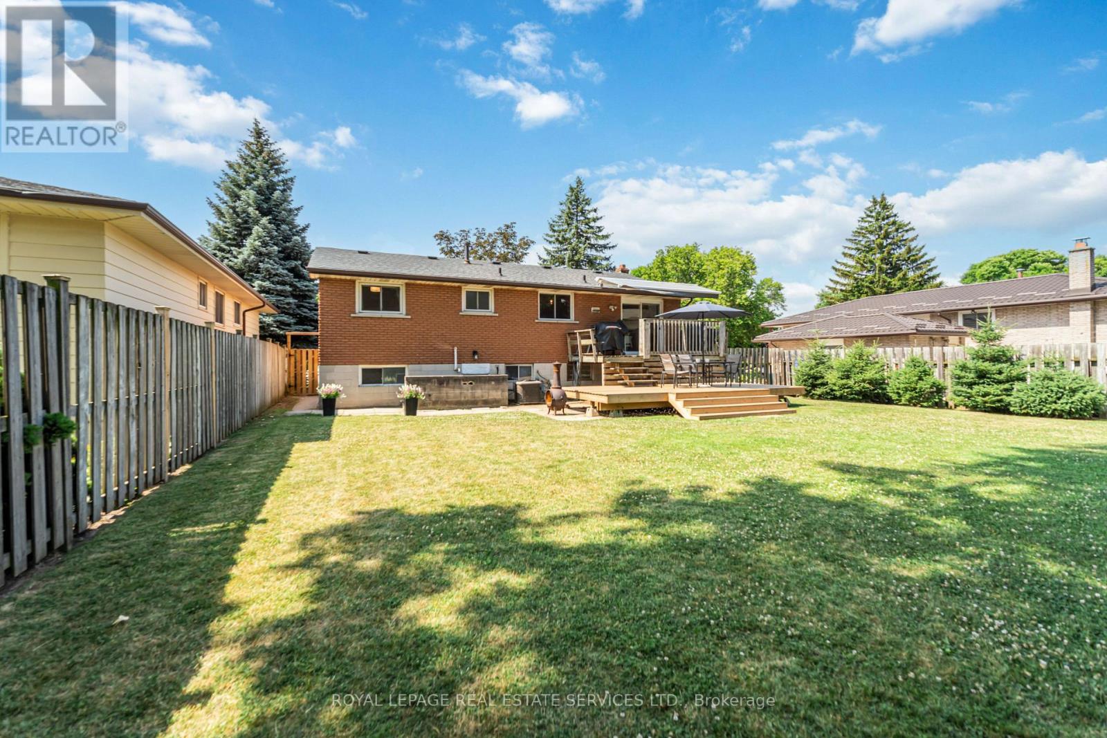 












11 ASHWOOD COURT

,
Hamilton,




Ontario
L8E3C8


