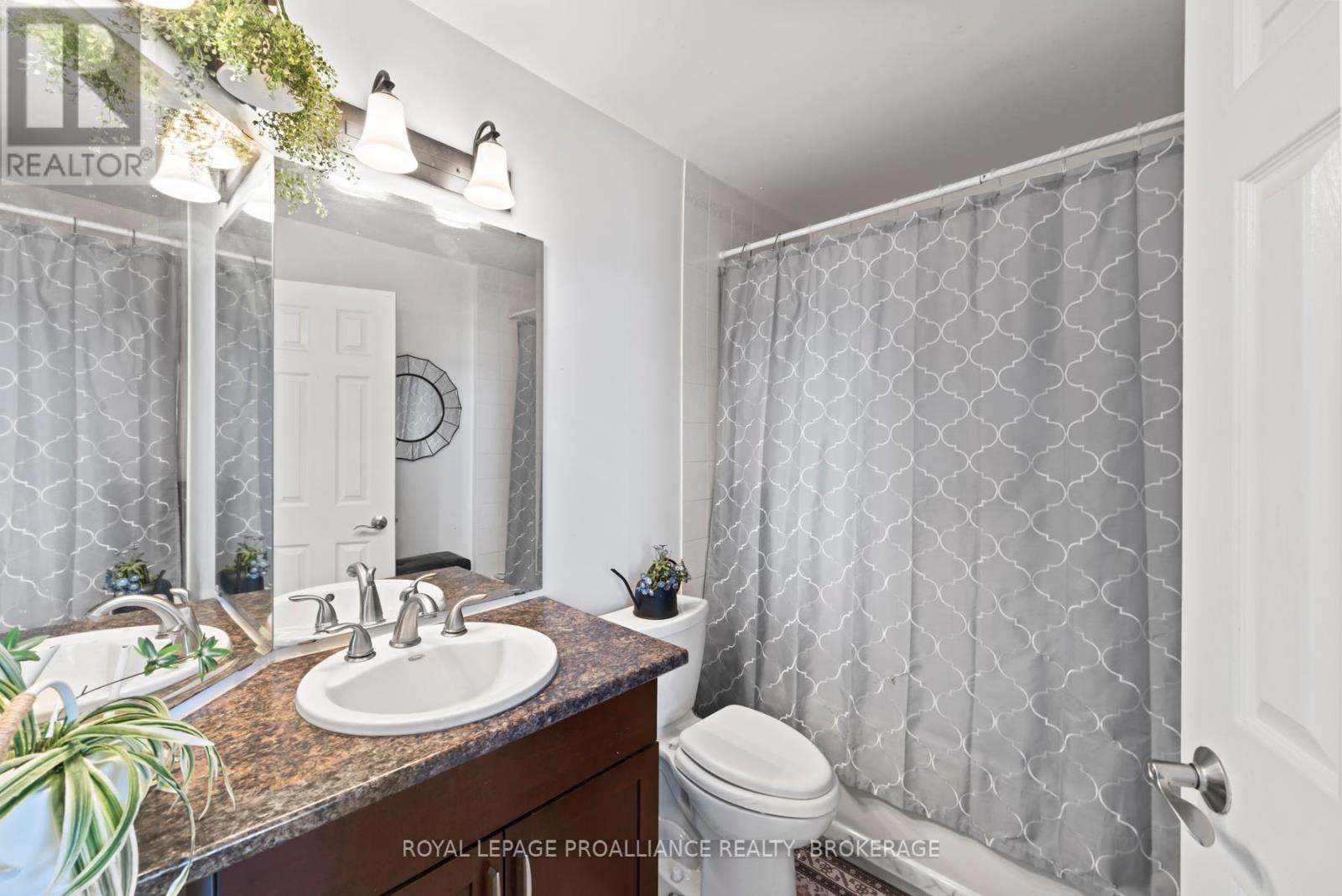 












29 - 1098 KING STREET W

,
Kingston (Central City West),




Ontario
K7M8J1

