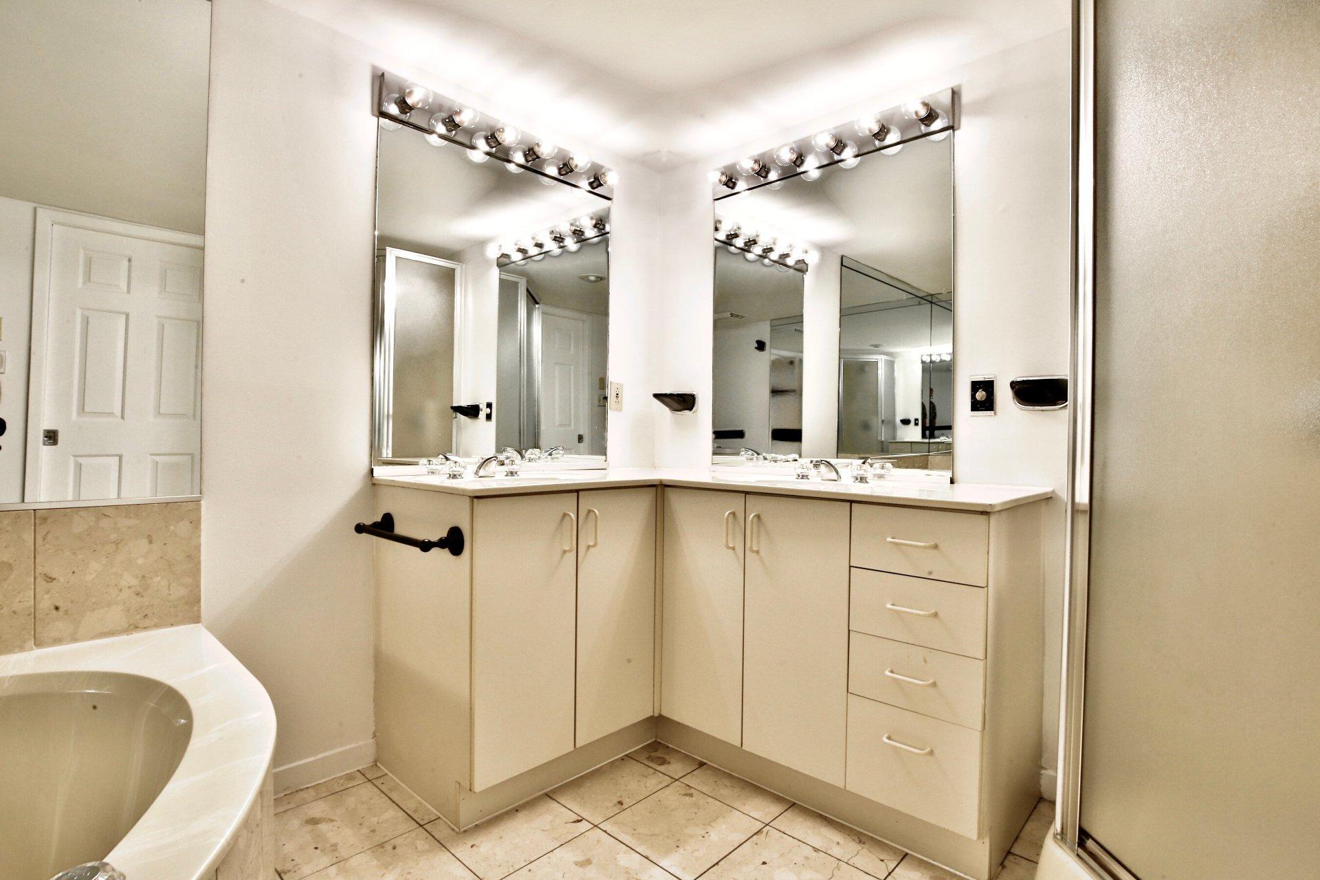 









51


Place Charles-Le Moyne

, T301,
Longueuil (Le Vieux-Longueuil),




QC
J4K5G6

