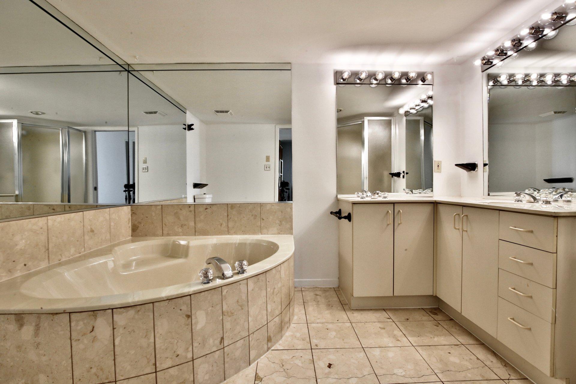 









51


Place Charles-Le Moyne

, T301,
Longueuil (Le Vieux-Longueuil),




QC
J4K5G6

