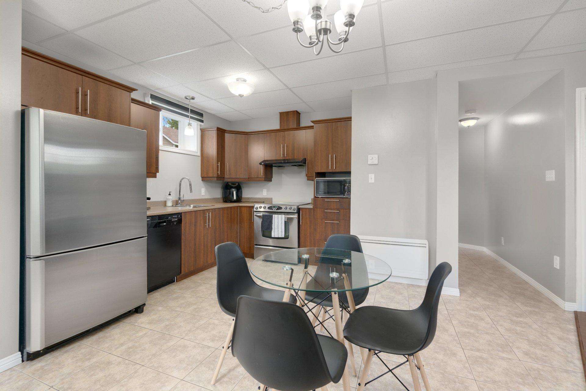 









3430

 - 3432


Rue Générations

,
Sherbrooke (Brompton/Rock Forest/Saint-Élie/Deauville),




QC
J1N0P9

