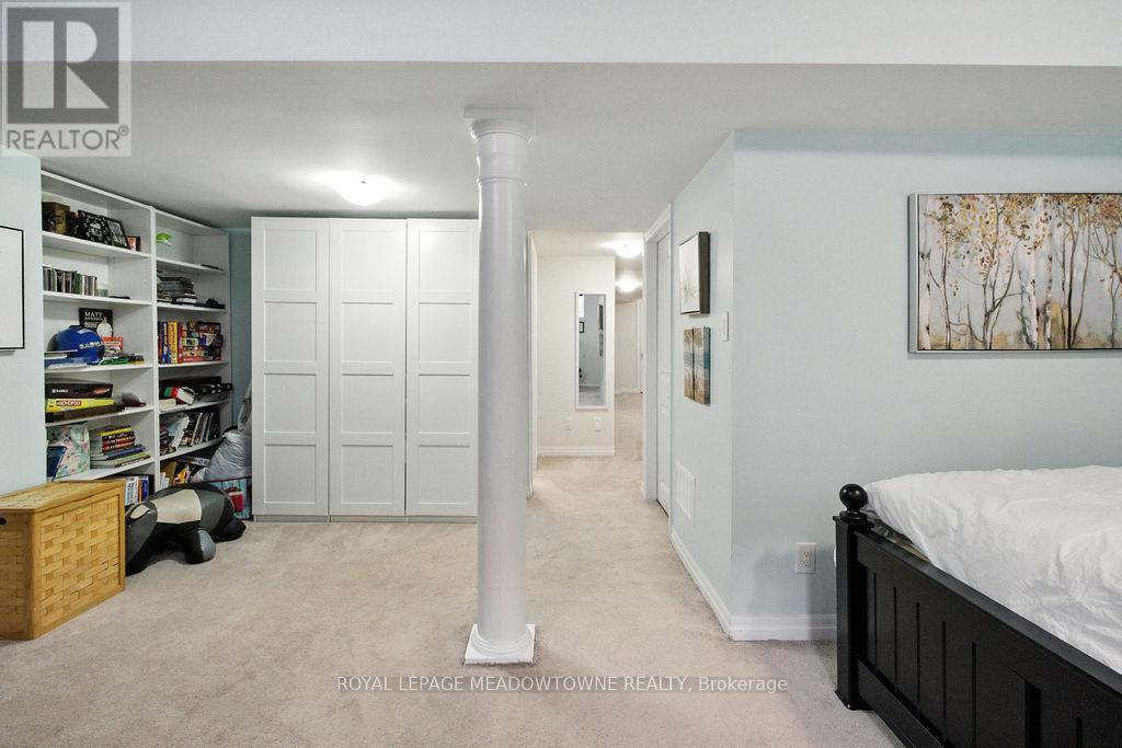 












196 DUNCAN LANE E

,
Milton,




Ontario
L9T8B6

